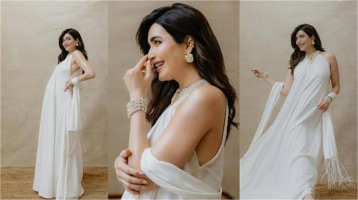 2026_6image_18_43_514665226karishmatanna-ll