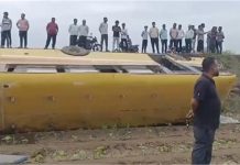 School Bus Accident: सुबह-सुबह बड़ा सड़क हादसा, स्कूल बस पलटी, अंदर मौजूद थे 50 छात्र-छात्राएं