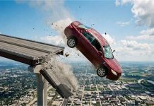 Under Construction Bridge Car Fall: निर्माणाधीन पुल से 30 फीट नीचे जा गिरी अनियंत्रित कार, मची अफरा-तफरी