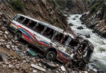Pakistan road accident : बलूचिस्तान में गहरी खाई में गिरी बस, महिलाओं और बच्चों समेत अबतक 40 की मौत