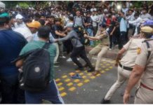 Cockroach Janta Party Protest: संसद के करीब पहुंचे प्रदर्शनकारी, पुलिस ने किया लाठीचार्ज, दागे आंसू गैस के गोले
