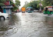Weather Update: देश में भारी बारिश से लोगों के घरों में पानी घुसा, कई जगहों पर गांवों से संपर्क टूटा