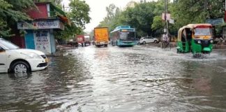 Weather Update: देश में भारी बारिश से लोगों के घरों में पानी घुसा, कई जगहों पर गांवों से संपर्क टूटा