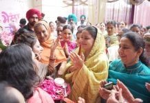 मुक्तसर की तियां में पहुंचीं डॉ. गुरप्रीत कौर मान, महिलाओं ने चुनाव की तारीख पूछनी शुरू कर दी