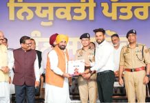 पंजाब के 1,746 और युवाओं को पुलिस में मिली सरकारी नौकरी, मुख्यमंत्री भगवंत सिंह मान ने सौंपे नियुक्ति पत्र