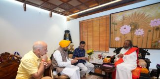 मुख्यमंत्री भगवंत मान ने अरविंद केजरीवाल और मनीष सिसोदिया के साथ श्री श्री रविशंकर जी का आशीर्वाद लिया