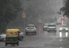 Delhi Weather News: दिल्ली में बारिश से हुआ बुरा हाल, चारों तरफ भरा पानी, इन इलाकों में आज भी बारिश की चेतावनी