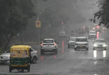 Delhi Weather News: दिल्ली में बारिश से हुआ बुरा हाल, चारों तरफ भरा पानी, इन इलाकों में आज भी बारिश की चेतावनी