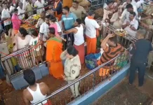 कर्नाटक में BJP MLA की बेटी ने मंदिर में महिला पुलिसकर्मी को मारा थप्पड़, Video आया सामने