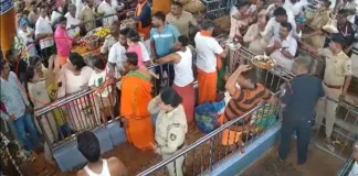 कर्नाटक में BJP MLA की बेटी ने मंदिर में महिला पुलिसकर्मी को मारा थप्पड़, Video आया सामने