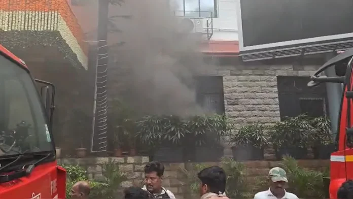 ogbiu7j4_mumbai-income-tax-office-fire-_625x300_17_August_26