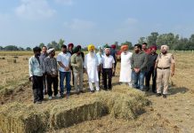 गुरमीत सिंह खुड्डियां ने गुरदासपुर के खेतों में पराली की गांठें बनाकर पंजाब के किसानों से पराली न जलाने की अपील की