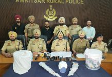 सीमा पार से तस्करी के लिए अमरूदों के बाग़ का इस्तेमाल कर रहे तीन आरोपी 2 एके राइफलों और 10 किलो हेरोइन समेत गिरफ्तार, आरोपियों में महिला, उसका पति और भाई शामिल