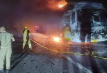 ग्रेटर नोएडा में यमुना एक्सप्रेसवे पर चलती बस में लगी भीषण आग, 9 की मौत, यात्रियों ने खिड़की से कूदकर बचाई जान