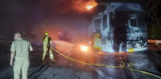 ग्रेटर नोएडा में यमुना एक्सप्रेसवे पर चलती बस में लगी भीषण आग, 9 की मौत, यात्रियों ने खिड़की से कूदकर बचाई जान