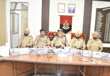 नशा तस्करी और अवैध हथियारों की आपूर्ति के नेटवर्क से जुड़े 8 गिरफ्तार; 11 पिस्तौल और 2.2 किलो हेरोइन बरामद