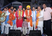 भगवान वाल्मीकि जी की शोभा यात्रा में कैबिनेट मंत्री तरुनप्रीत सिंह सौंद ने की शिरकत, श्रद्धा से किया नमन